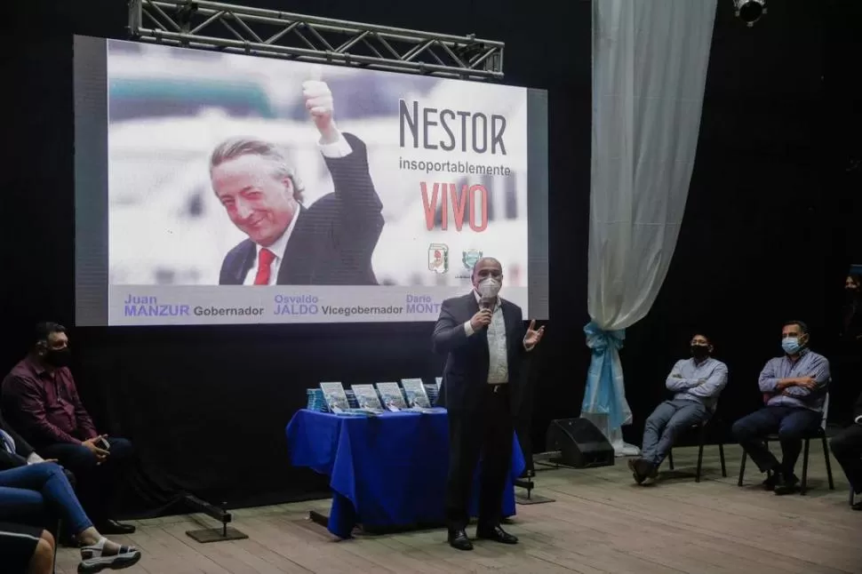 EN BANDA DEL RÍO SALÍ. Manzur encabezó un acto en el que se entregaron libros sobre la vida de Néstor Kirchner. 