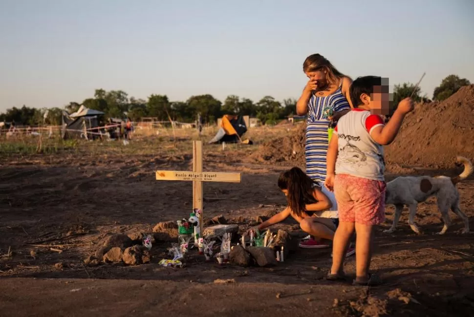 RECUERDO. Los vecinos prenden velas en el lugar donde se halló el cuerpo. la  gaceta / foto de matías quintana