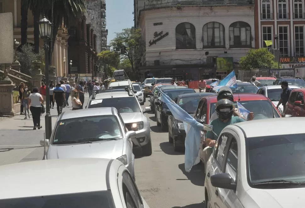 PROTESTA. Docentes de una agrupación de ATEP se manifestaron en caravana para pedir aumento de sueldo. la gaceta / foto de antonio ferroni 