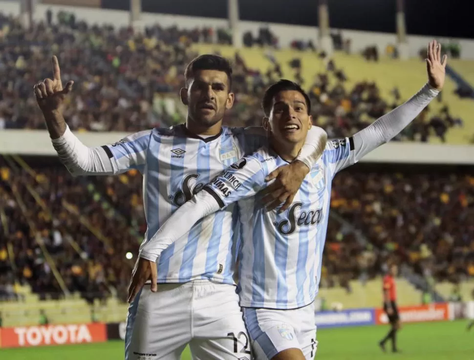 LA ÚLTIMA VEZ. Toledo festeja junto a Favio Álvarez el último gol de visitante que marcó Atlético en Copas: en Bolivia, en 2018.  