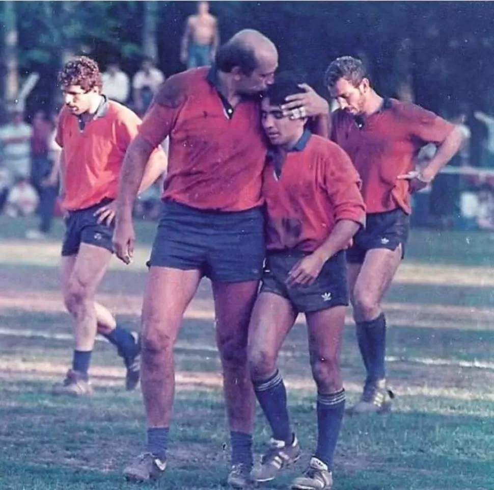 ÉPOCA DE ORO. Ricci saludo a “Perico” Merlo en un partido de la Naranja.  