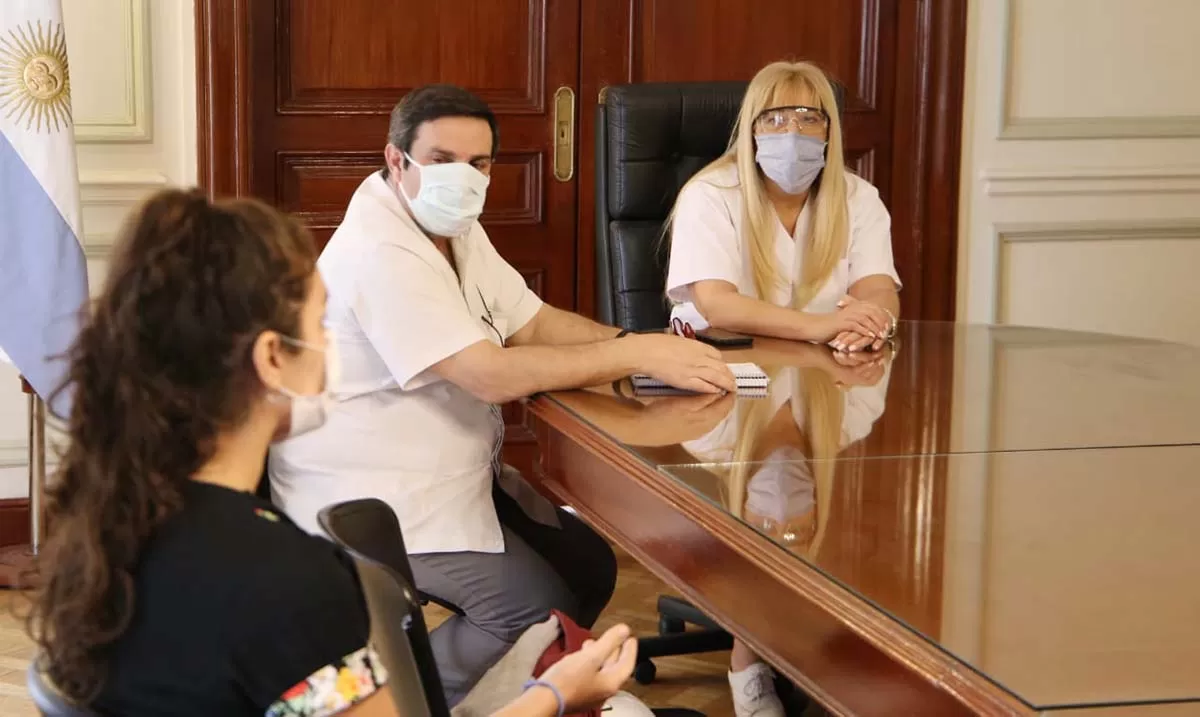 AUTORIDADES. Chahla y Medina Ruiz recibieron a los médicos residentes del Centro de Salud. Foto: Prensa Siprosa