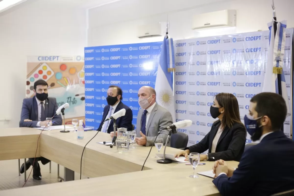 DESDE EL INTERIOR. Desde el Ciidept el ministro acompañado por su equipo más cercano presidió el Zoom.   Prensa Ministerio de Educación de Tucumán 