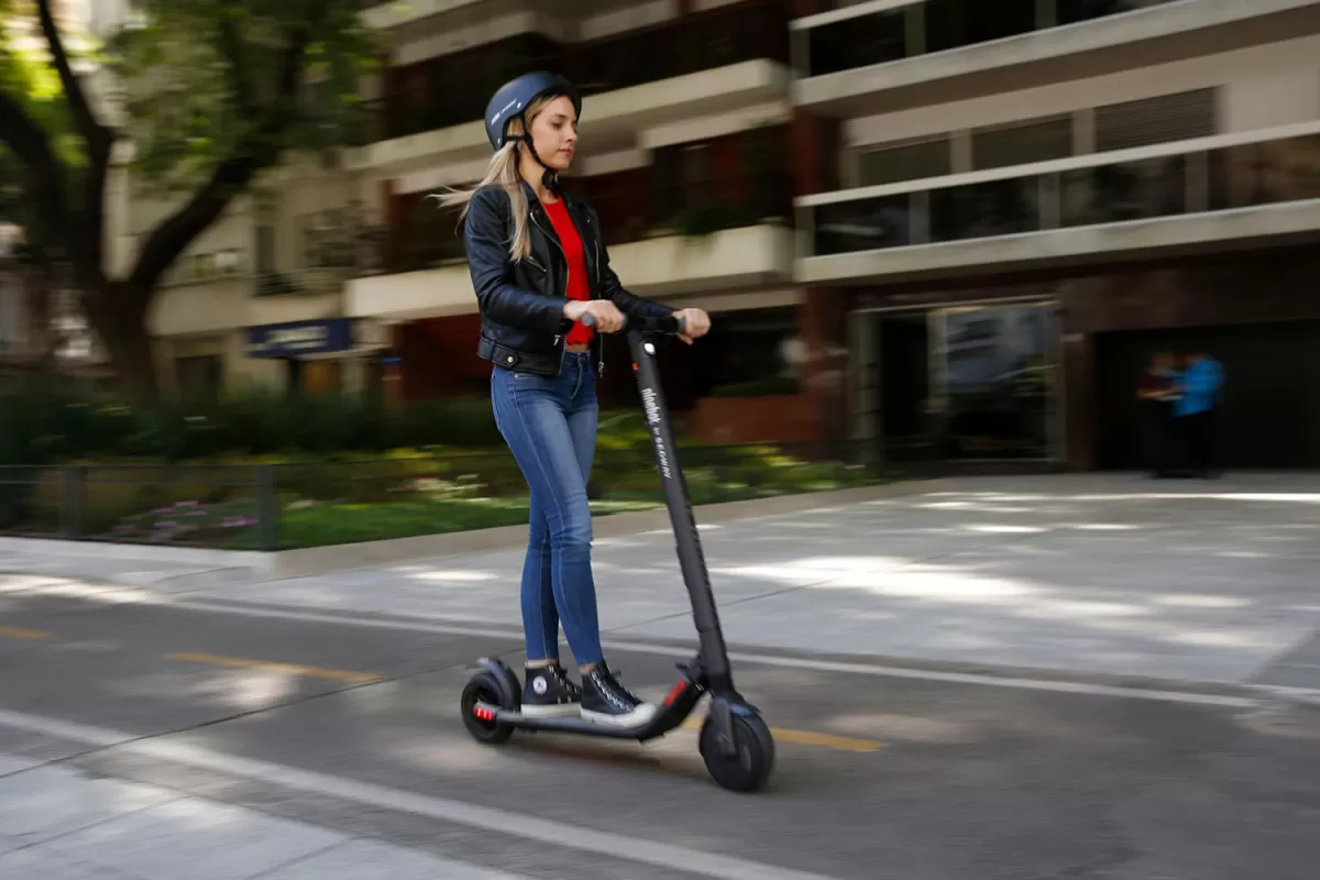 ÁREAS PROHIBIDAS. No pueden andar por veredas ni por sendas peatonales.  