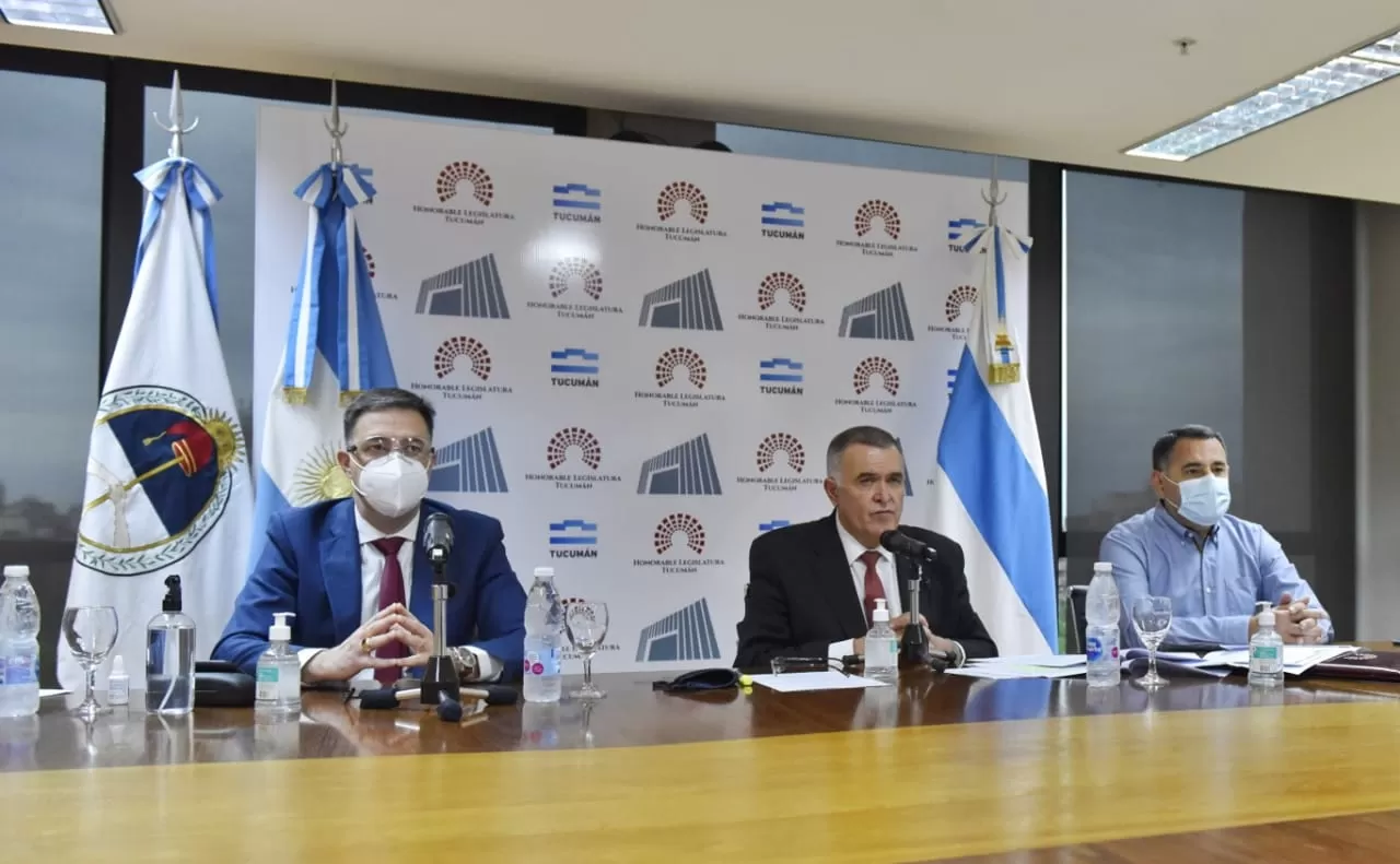 DESDE TUCUMÁN. Jaldo (al centro), junto a Amado (izquierda) y Claudio Pérez. Foto: Prensa HLT