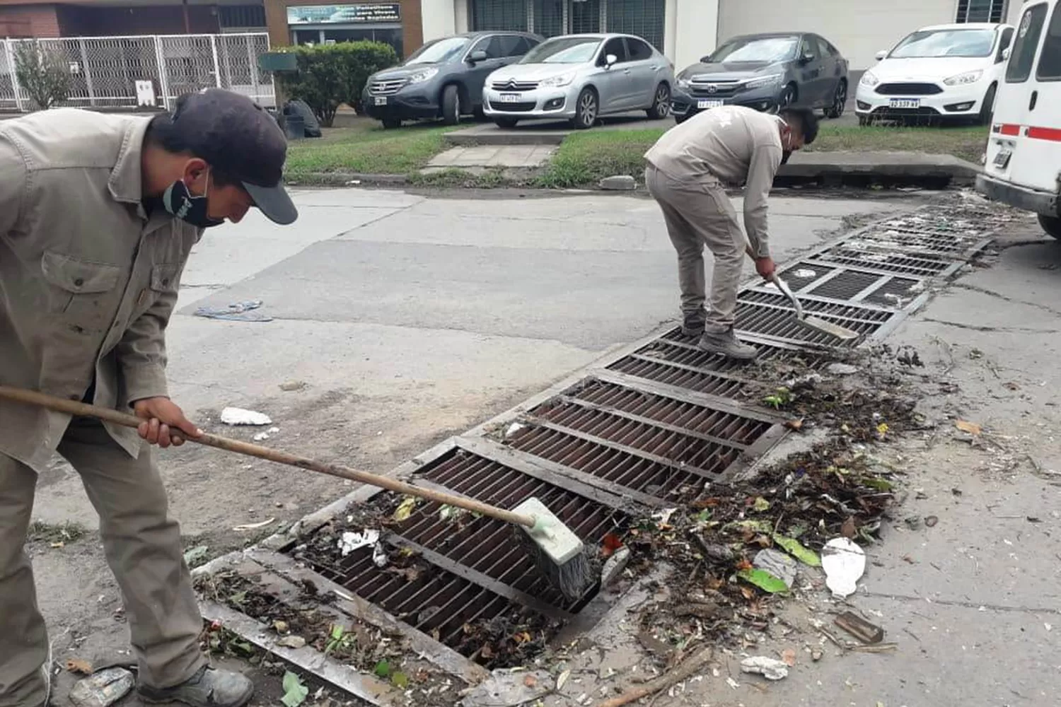 Después de la tormenta: se realizan intensos trabajos de limpieza de los sistemas de desagües pluviales