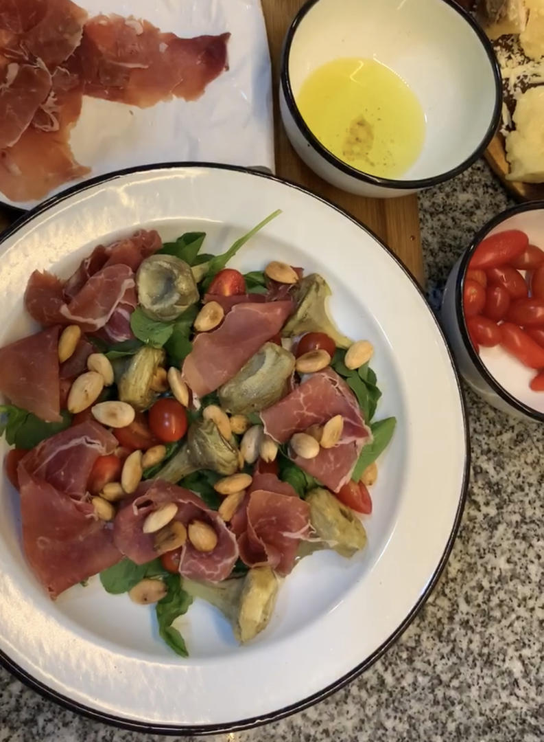 ENSALADA. Alcauciles braseados, rúcula, jamón crudo y almendras.