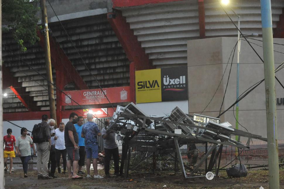 SUPERVISANDO DAÑOS. Mucha gente se llegó al estadio tras el incidente.  