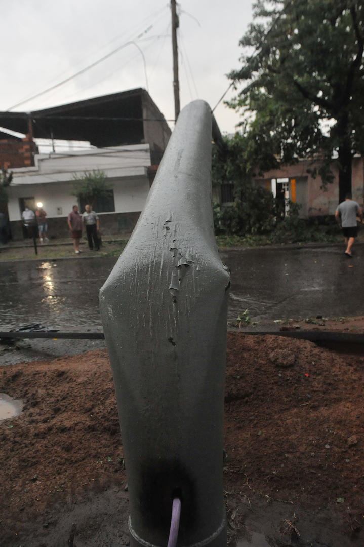 VECINO. Una columna afectó una casa.