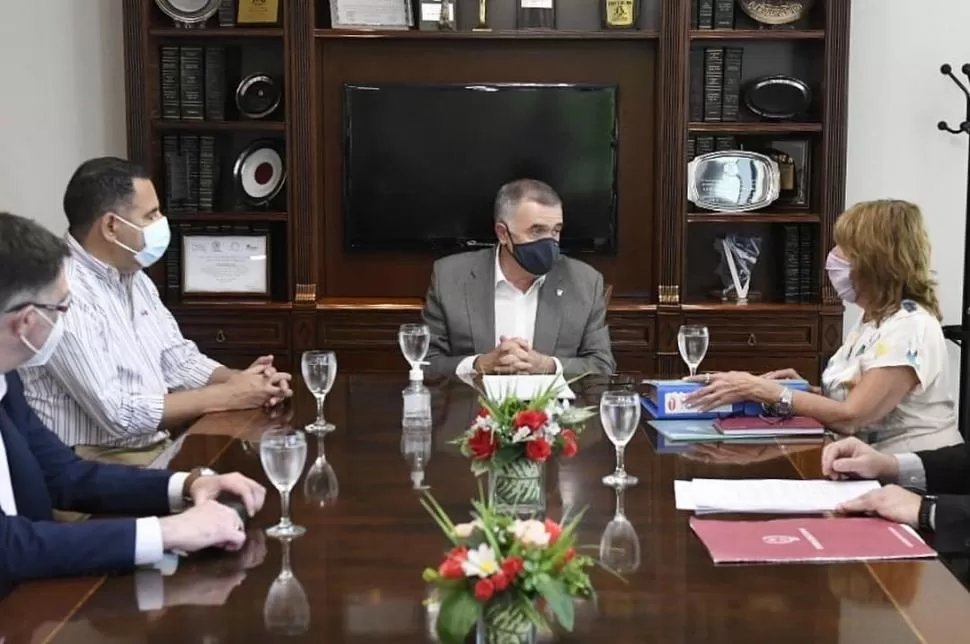 EN LA CÁMARA. Silvia Pérez, secretaria general, entrega a Jaldo el proyecto de Presupuesto para 2021. PRENSA LEGISLATURA