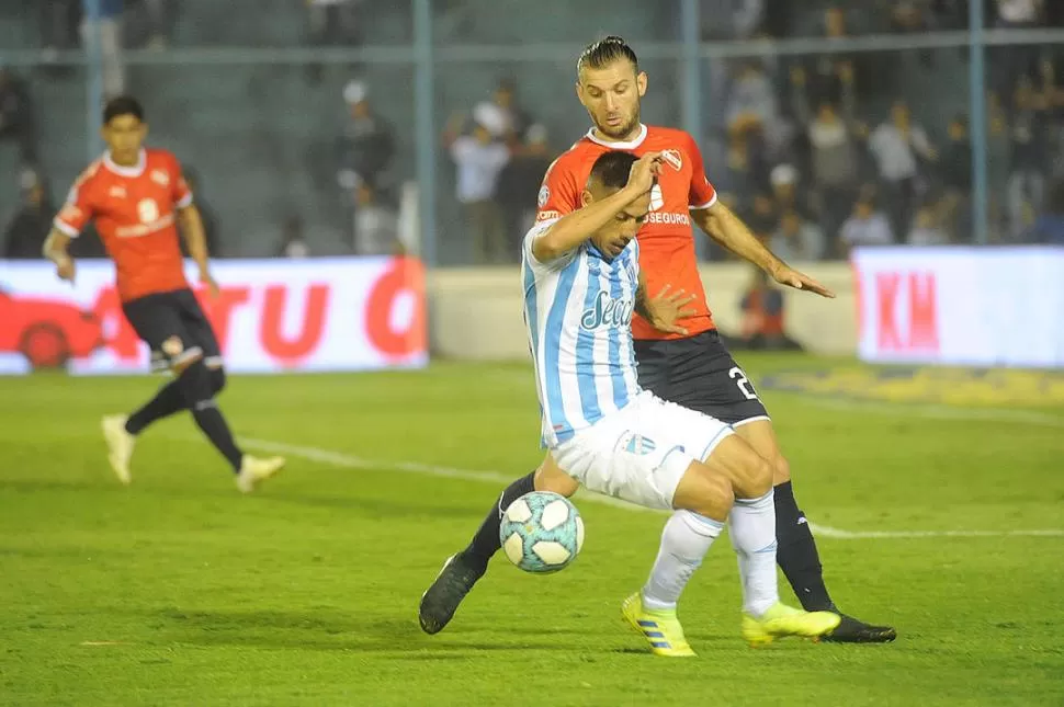 SOLOS. La última vez que se cruzaron fue triunfo del “Rojo”. Sin embargo, esta vez no habrá público que juegue a favor. la gaceta / foto de hector peralta