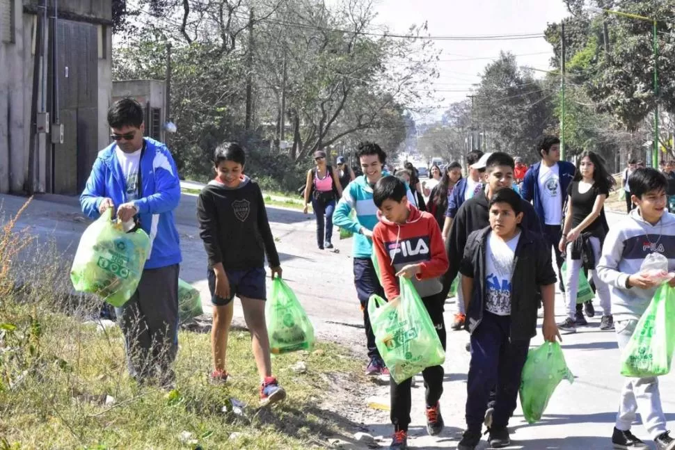 ANTES DE LA PANDEMIA. Los Guardianes Ecológicos, cuando recorrían las calles y los senderos del cerro recogiendo basura para cuidar el ambiente. 