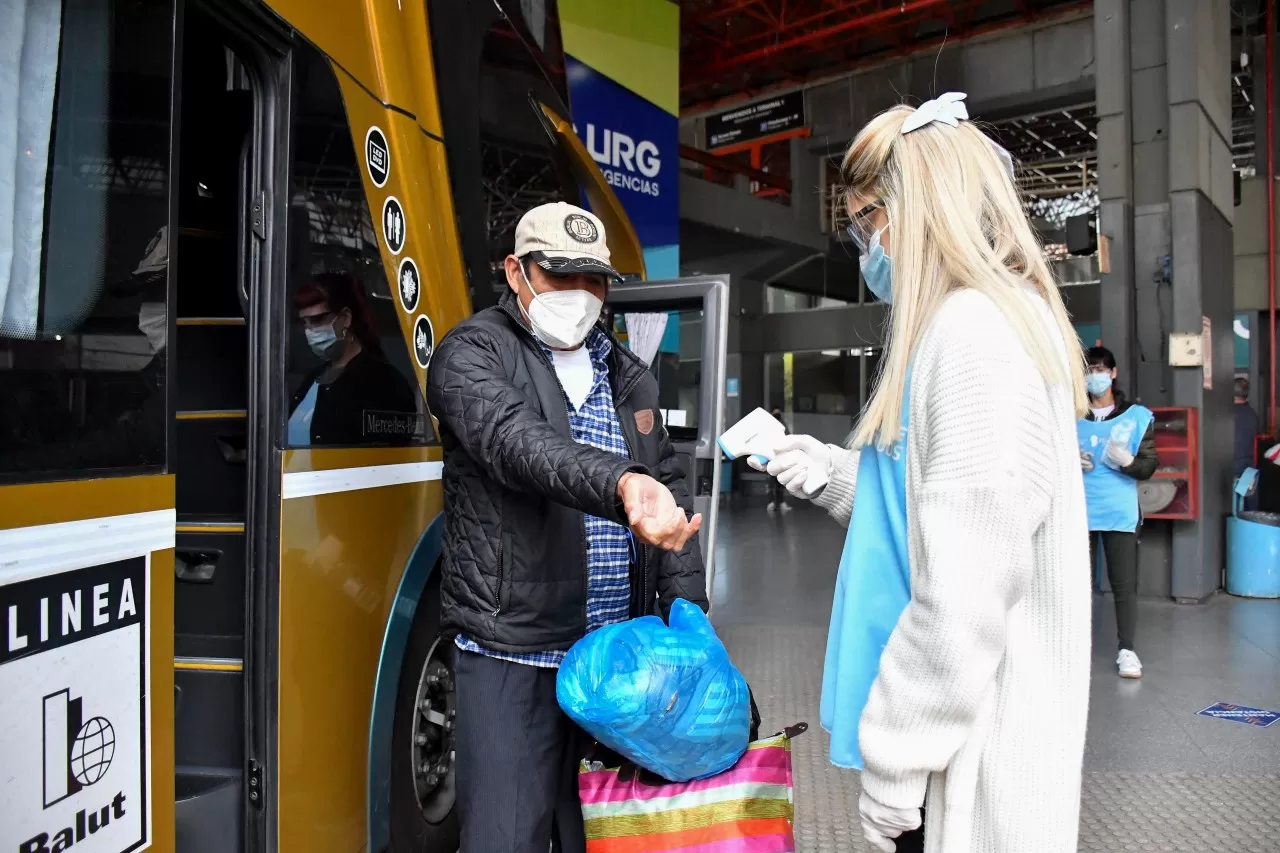 CONTROLES SANITARIOS. Hoy llegó a Córdoba el primer colectivo proveniente de Jujuy.