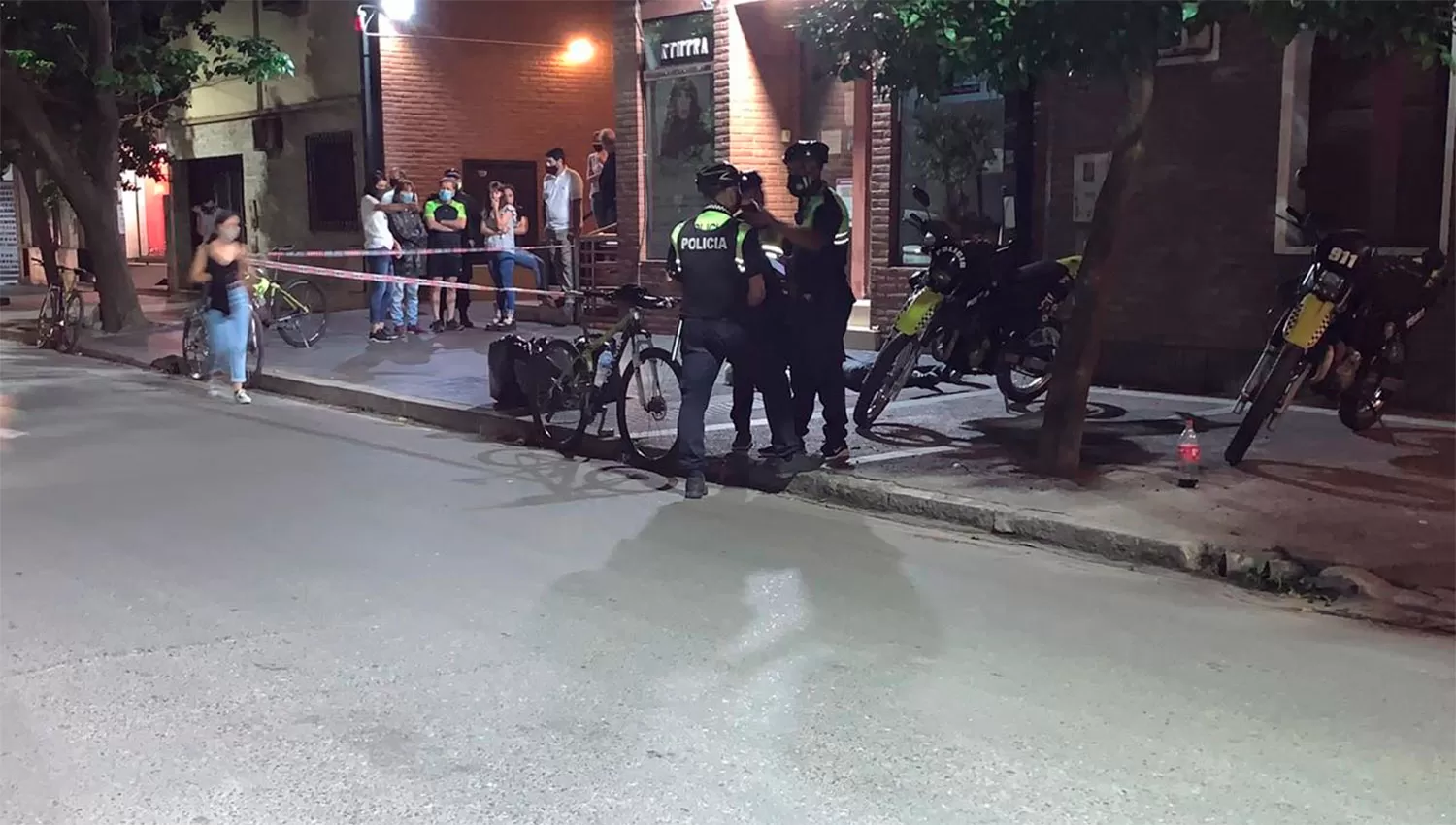 Conmoción en Barrio Norte: mató a una mujer y luego se suicidó en la vereda 