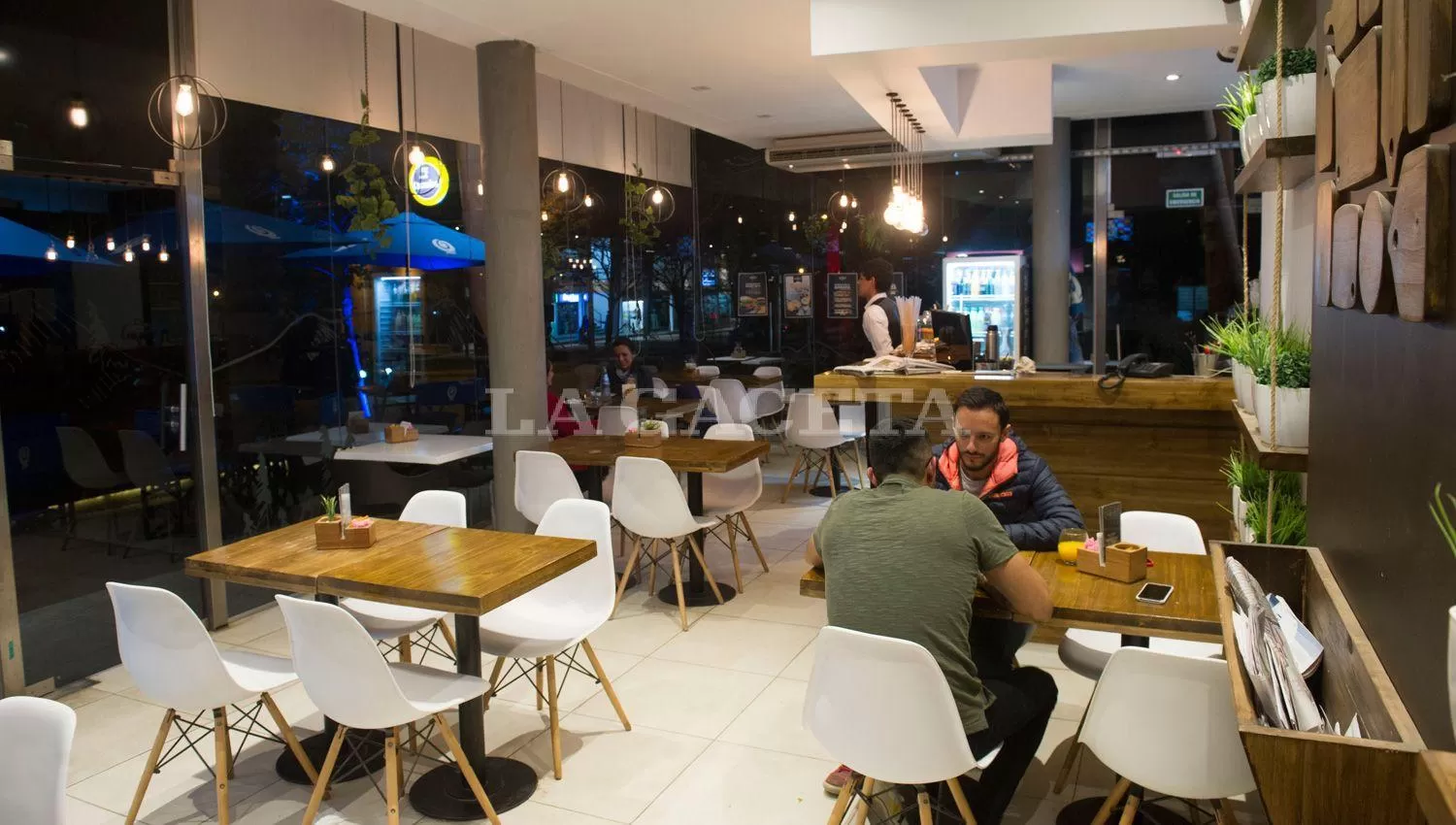 Desde hoy, los bares de la capital y de Yerba Buena podrán abrir hasta la medianoche