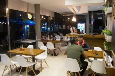 Desde hoy, los bares de la capital y de Yerba Buena podrán abrir hasta la medianoche