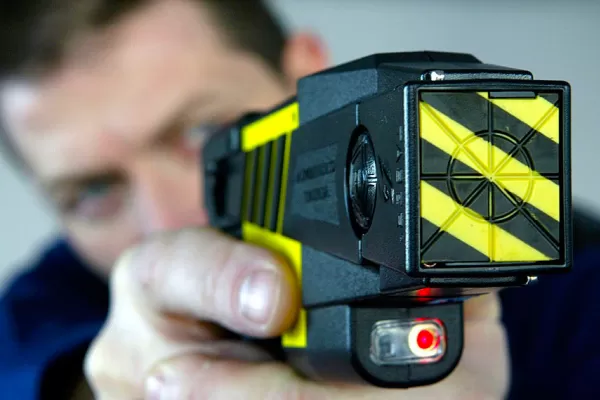 Yerba Buena quiere adquirir armas Taser para los agentes de la Guardia Urbana Municipal