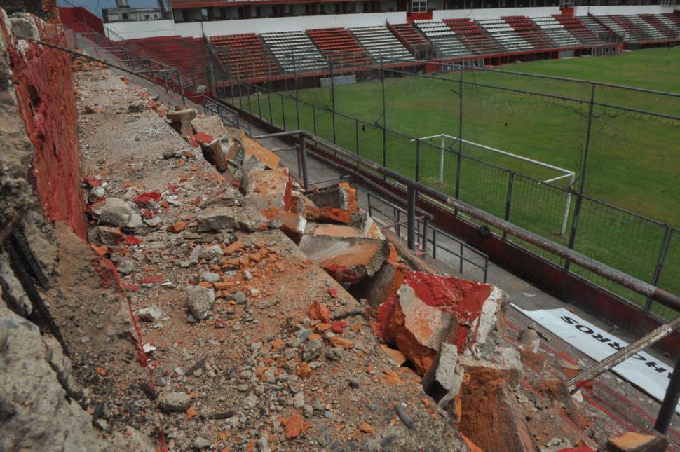 EN LAS ALTURAS. Escombros y grietas quedaron esparcidos en varios sectores.