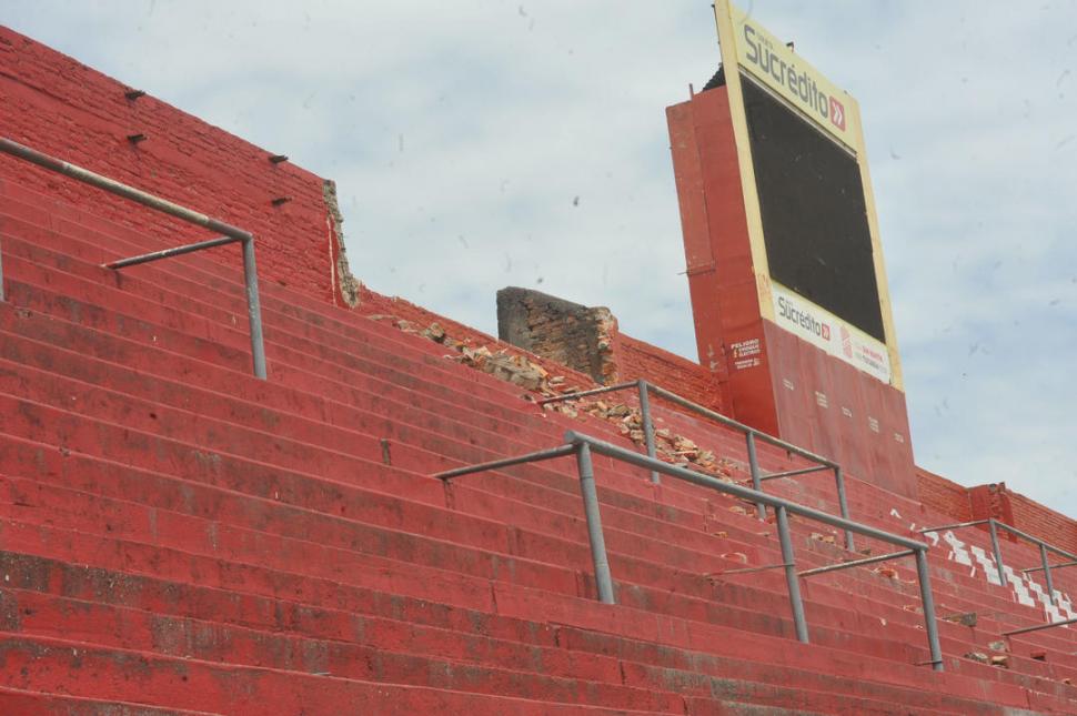 ESCOMBROS. El viento arrancó la base de la cartelería y los residuos quedaron en las tribunas.