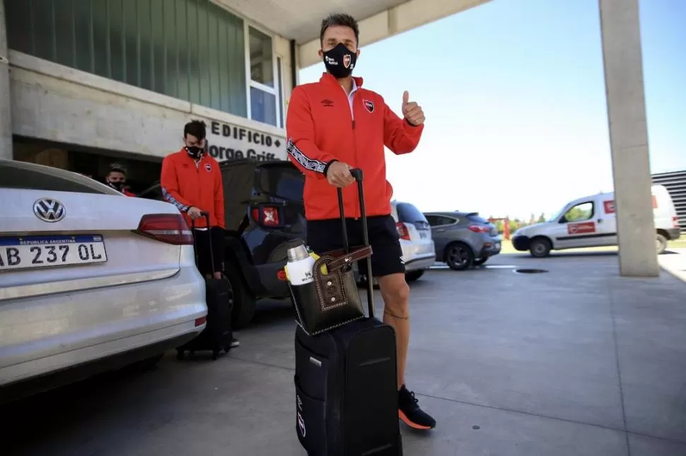 RECIÉN LLEGADOS. Jugadores de Newell´s, a poco de arribar a Córdoba. twitter @CANOBoficial 