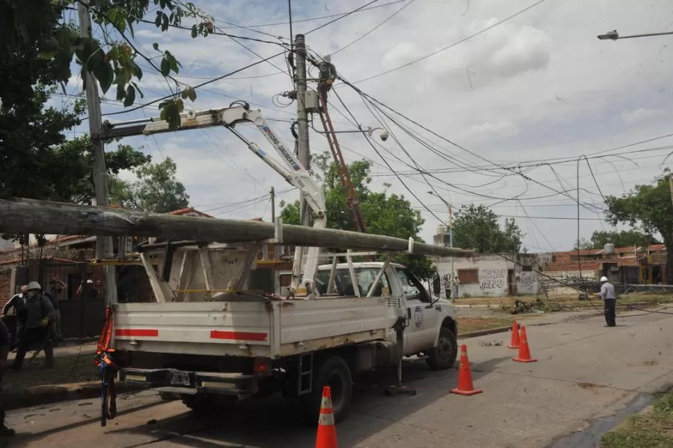 ESCOMBROS. El viento arrancó la base de la cartelería y los residuos quedaron en las tribunas. la gaceta / fotos de antonio ferroni