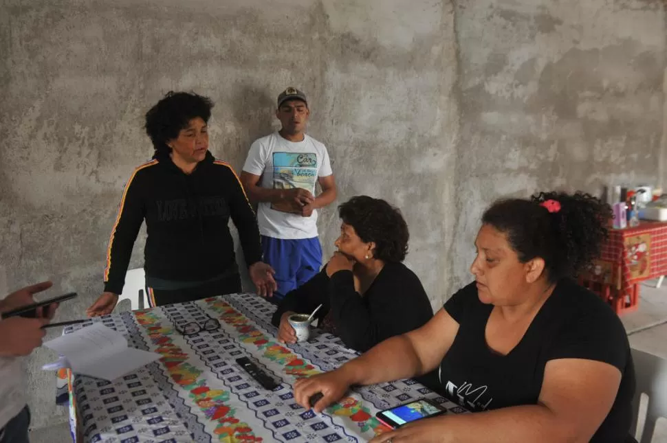 APOYO FAMILIAR. La madre de Jesús Busto, Celia Sánchez (izquierda), junto con su hermano, su abuela y su tía recibieron a LA GACETA en su vivienda de Delfín Gallo. La familia sostiene la inocencia del empleado público, quien se desempeña en el Sistema Provincial de Salud. LA GACETA / FOTO DE ANTONIO FERRONI