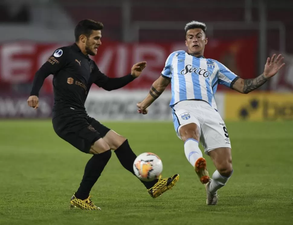 EN DISPUTA. La pelota se trasladó nerviosa en casi todo el partido; aquí, Lotti intenta quedársela ante el asedio de un rival. 