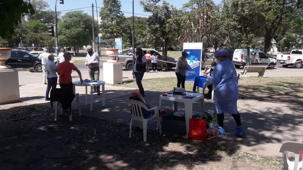 PROGRAMA BUSCARTE. El viernes estuvo en la plaza San Martín. Foto: Prensa Siprosa