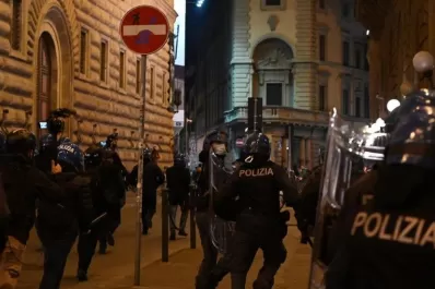 Graves incidentes en Italia entre policías y opositores a las restricciones por la pandemia