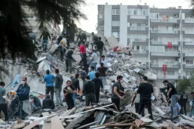 Aumentan a 27 los muertos y a un centenar los rescatados en el terremoto del Egeo