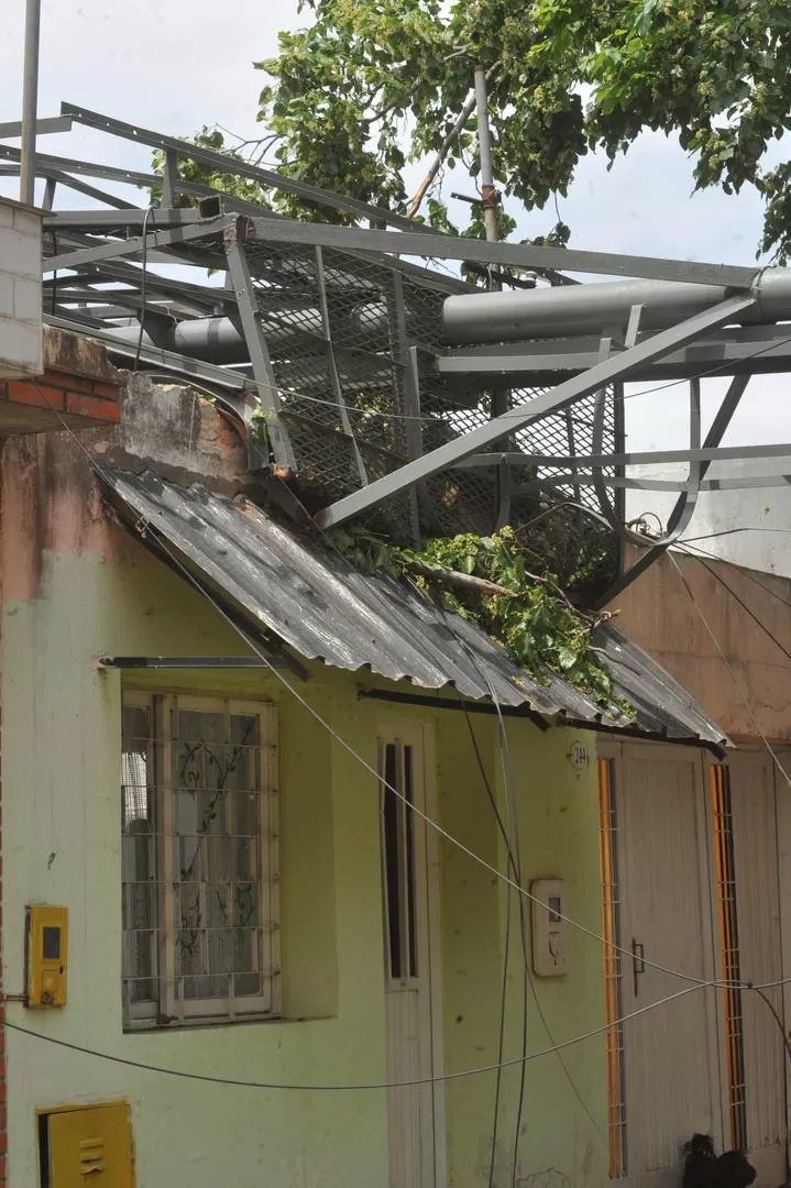 SOBRE UNA CASA. Una de las torres se desplomó sobre una vivienda. El club se hará cargo de los daños ocasionados.