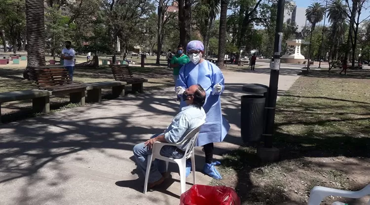 ESTUDIOS. Los agentes del Siprosa tomaron muestras a 50 ciudadanos. Foto: Prensa Salud Pública