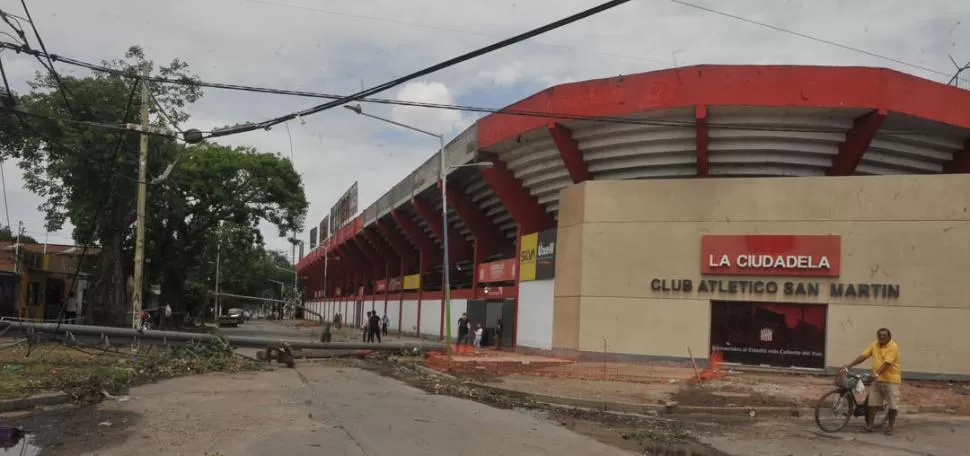 LA MISMA TRIBUNA. En octubre de 2020 el viento tiró las columnas de iluminación ubicadas sobre Pellegrini