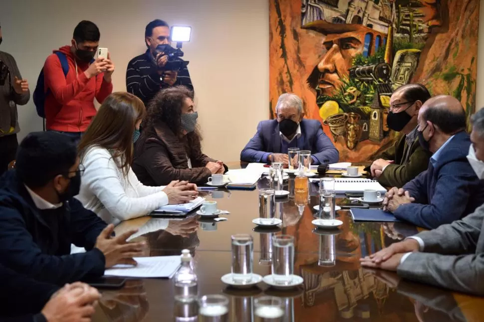 MAYORÍA PERONISTA. Nueve de los 12 miembros de la comisión de Juicio Político son oficialistas. Su titular, Khoder (cabecera), es uno de los recusados. la gaceta / foto de Inés Quinteros Orio