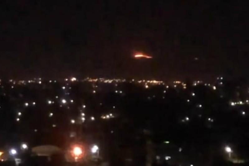 DESDE BARRIO NORTE. El crecimiento del fuego se comenzó a notar a la distancia.