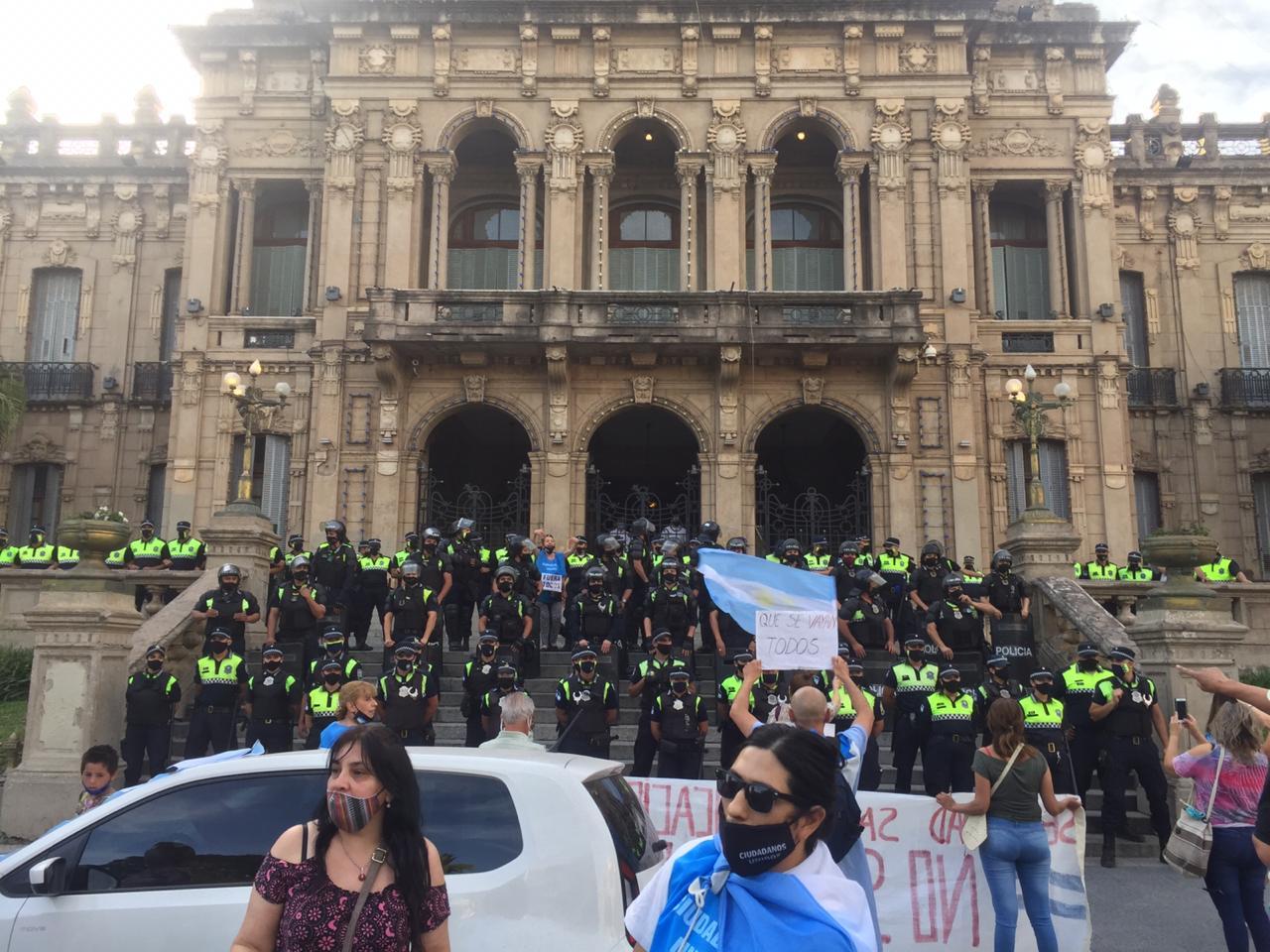 ESTRICTA VIGILANCIA. Frente a la Casa de Gobierno. Foto: LA GACETA / Álvaro Medina