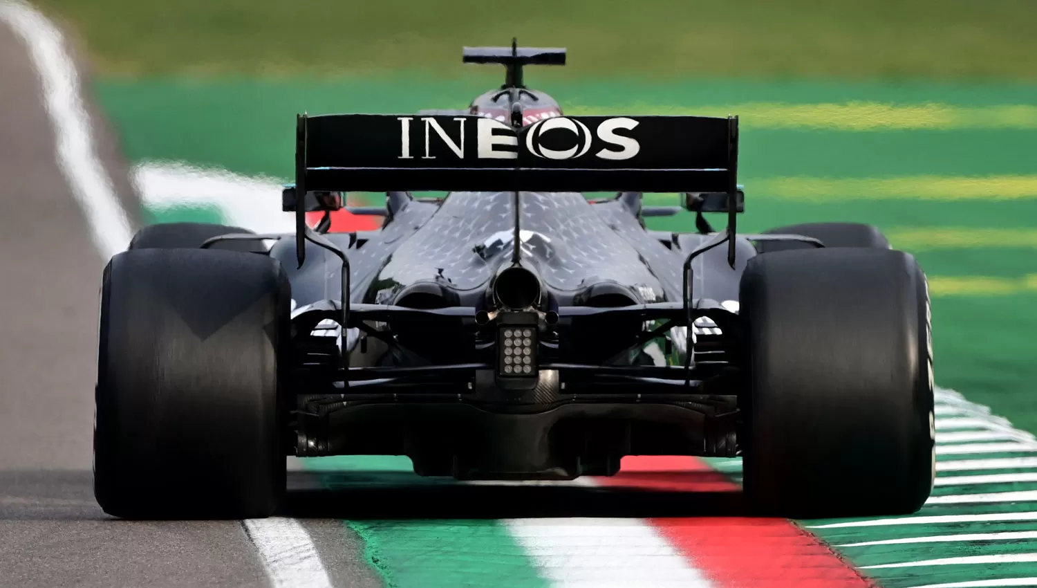 DESDE ATRÁS. Hamilton sigue dando clases en la F-1 y sus rivales se acostumbraron a mirarlo desde atrás.