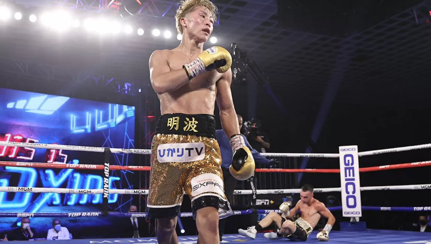 IMPLACABLE. Naoya Inoue dejó en el piso a Moloney con un recto de derecha, que impactó en la cara.