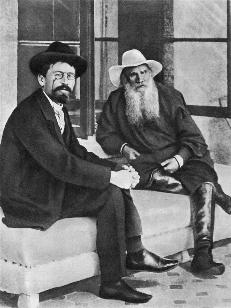 EDADES CONTRASTANTES. Chejov era tres décadas más joven que Tolstoy y, sin embargo, murió seis años antes. 