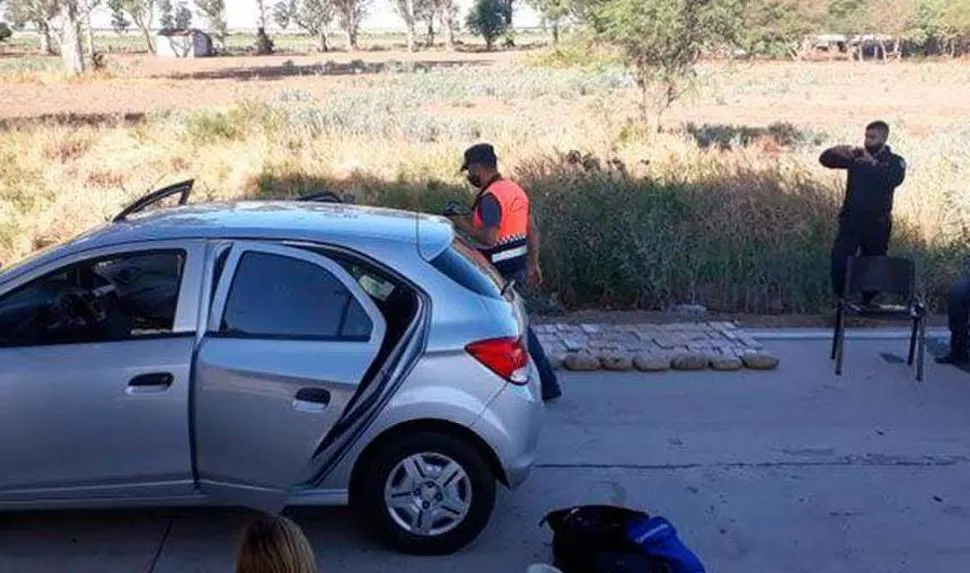 EL OPERATIVO. Los policías santiagueños registran el momento en el que incautaron la marihuana.