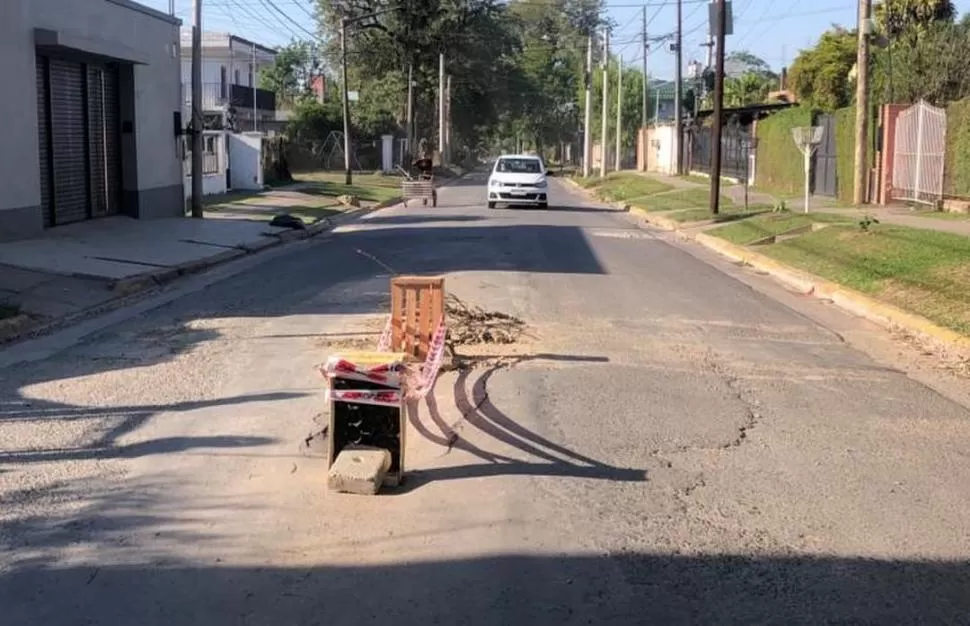 Rotura de pavimento en calle Reconquista, Yerba Buena