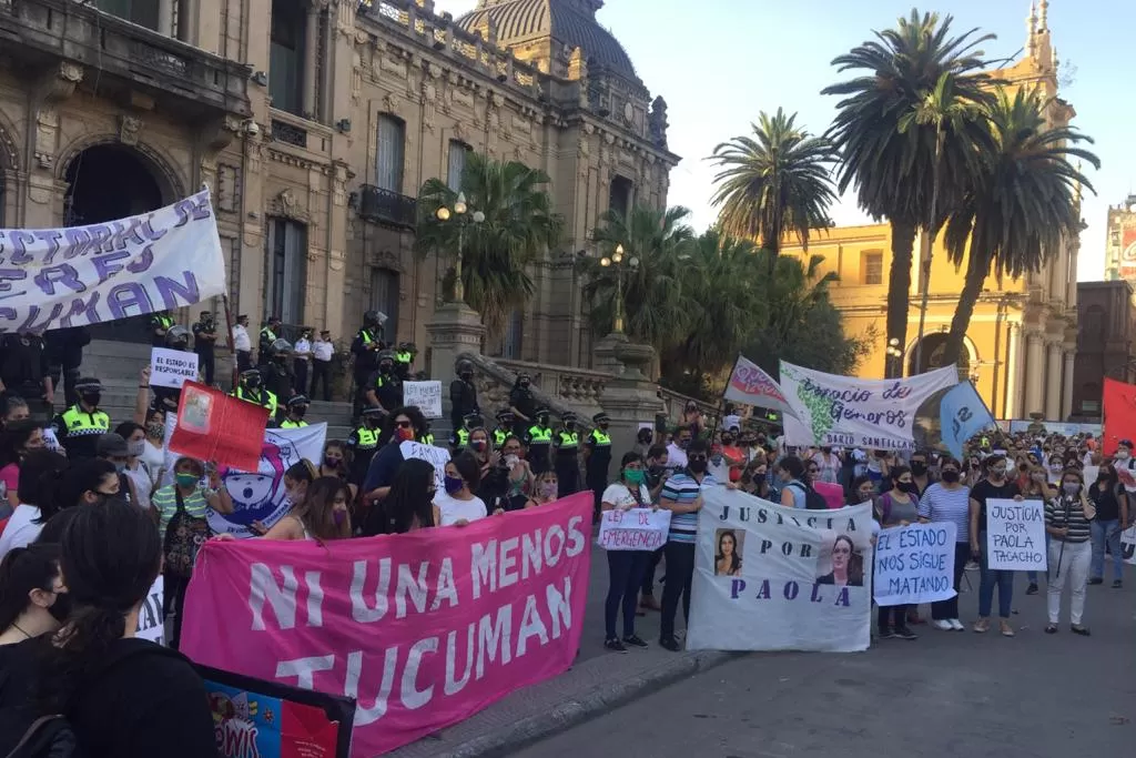 RECLAMO MULTITUDINARIO. Pidieron justicia para Paola Tacacho, la profesora de inglés asesinada por su acosador.