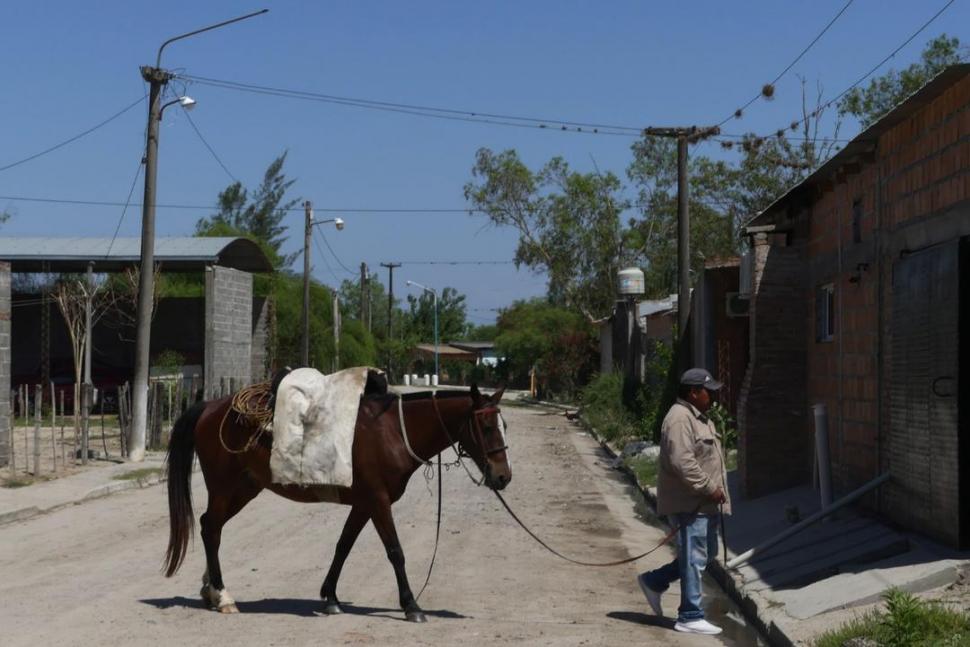 EL HOMBRE Y SU  CABALLO. Una imagen tradicional del mediodía en la localidad del sur, ubicada al este de Atahona, Simoca.