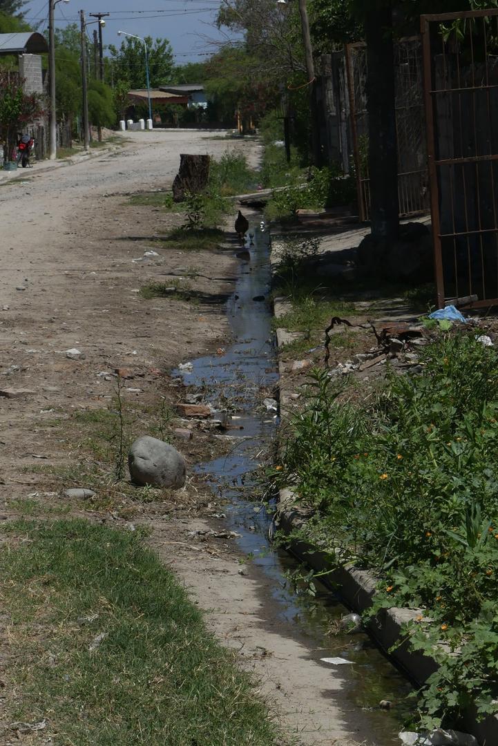 AGUA CONSTANTE. Por las calles de ripio y tierra.