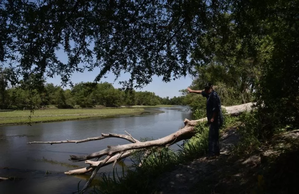  EL RÍO GASTONA. Don Olegario Salina señala hacia las aguas; los vecinos del sur alertan sobre la necesidad de obras y de medidas de prevención para no sufrir posibles inundaciones a causa de los desbordes. 