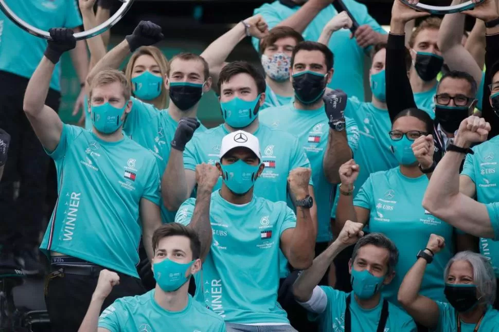 COMBINACIÓN. Hamilton (con gorra) y su equipo formaron el grupo ideal para lograr una nueva corona. 