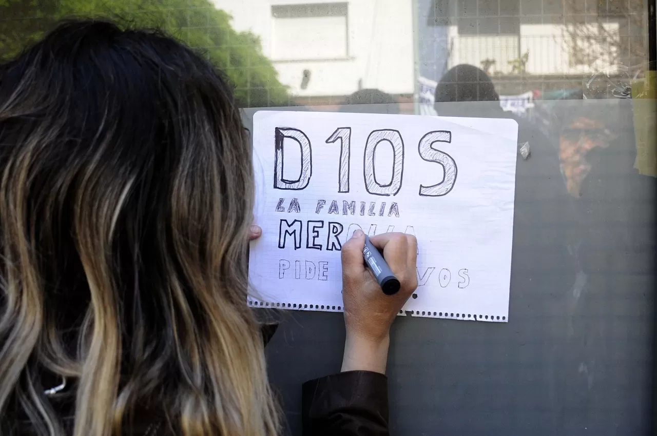 VIGILIA. Los seguidores de Maradona siguen su estado de salud desde las puertas de la clínica.