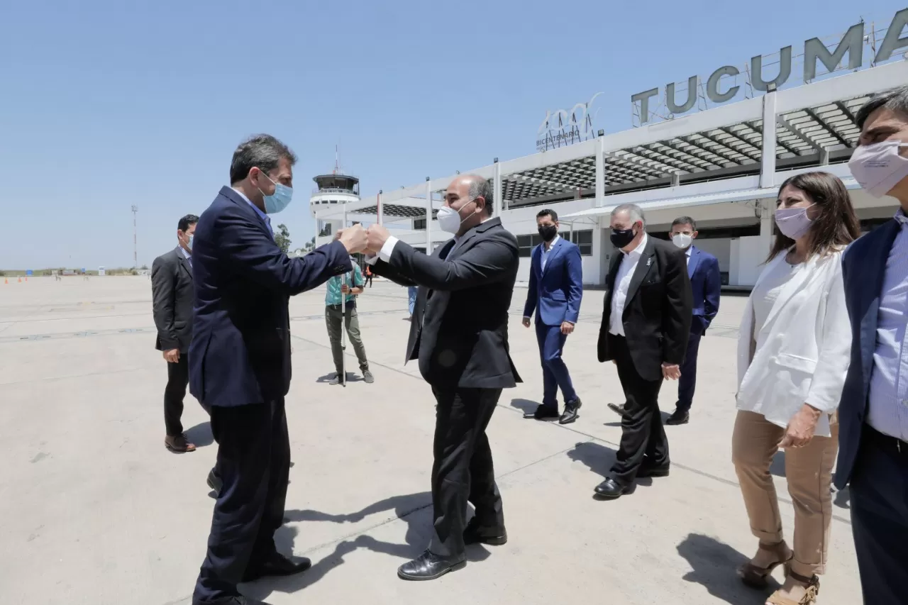 EN EL AEROPUERTO. El saludo entre Massa y Manzur.