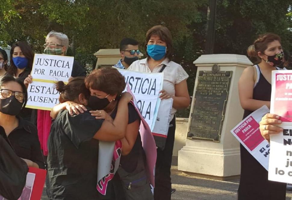 ACONGOJADAS. Imagen de desconsuelo entre familiares de la joven.