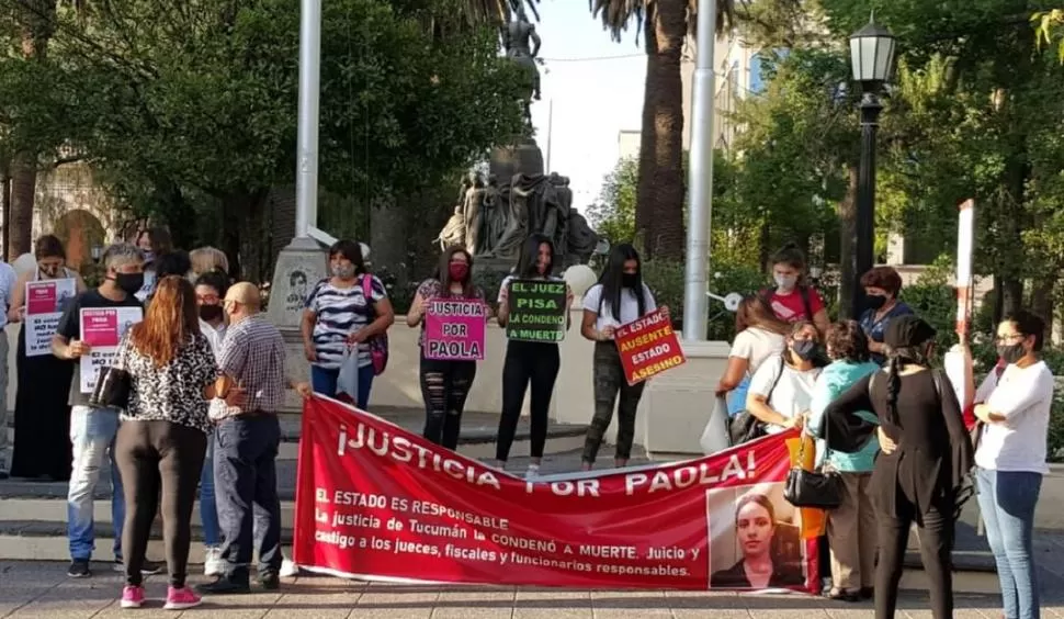 MOVILIZACIÓN EN SALTA. Familiares y amigos de Paola se reunieron en la plaza 9 de Julio para exigir justicia, acusar al Estado por el crimen de la joven, y para pedir que retiren a los funcionarios que le dieron la espalda.